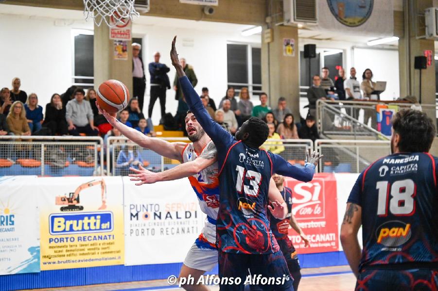 https://www.basketmarche.it/immagini_articoli/01-03-2025/attila-porto-recanati-doma-finale-esperia-cagliari-600.jpg