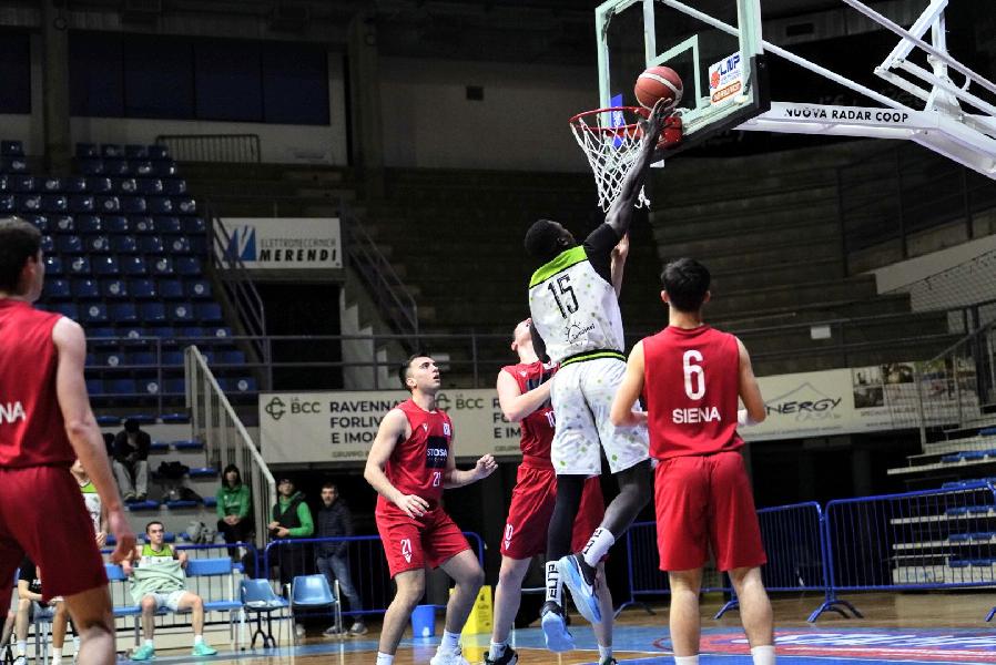 https://www.basketmarche.it/immagini_articoli/01-04-2025/eccellenza-virtus-siena-espugna-campo-raggisolaris-faenza-600.jpg