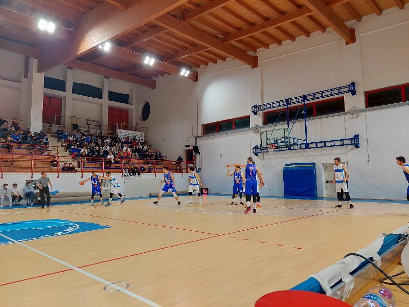 https://www.basketmarche.it/immagini_articoli/01-05-2022/ferma-semifinale-corsa-attila-junior-porto-recanati-coppa-centenario-600.jpg