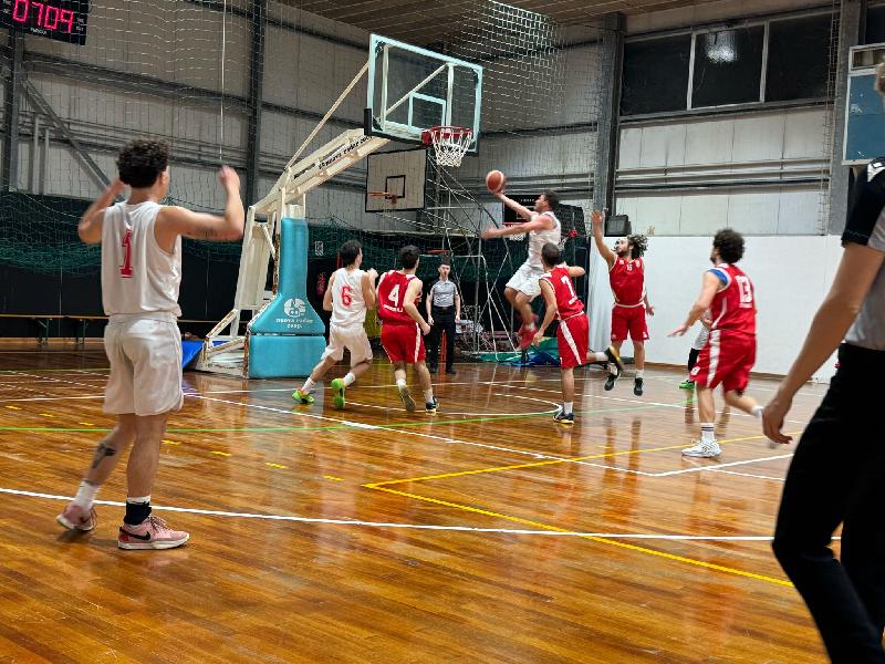 https://www.basketmarche.it/immagini_articoli/01-05-2025/adriatico-ancona-supera-nettamente-ponte-morrovalle-chiude-posto-600.jpg