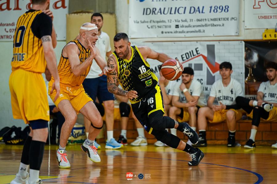 https://www.basketmarche.it/immagini_articoli/01-05-2025/playoff-basket-terni-paga-brutto-quarto-viene-sconfitto-campo-fratta-umbertide-600.jpg