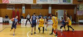 https://www.basketmarche.it/immagini_articoli/01-05-2025/playoff-olimpia-mosciano-pareggia-conti-basket-gubbio-120.jpg