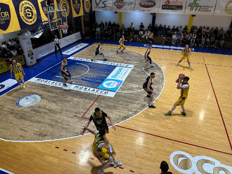 https://www.basketmarche.it/immagini_articoli/01-05-2025/playoff-sutor-montegranaro-porta-serie-bella-basket-santarcangelo-600.jpg