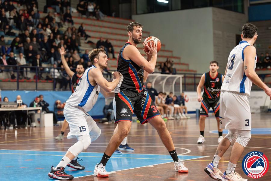 https://www.basketmarche.it/immagini_articoli/01-05-2025/playoff-virtus-assisi-espugna-campo-foligno-basket-vola-semifinale-600.jpg