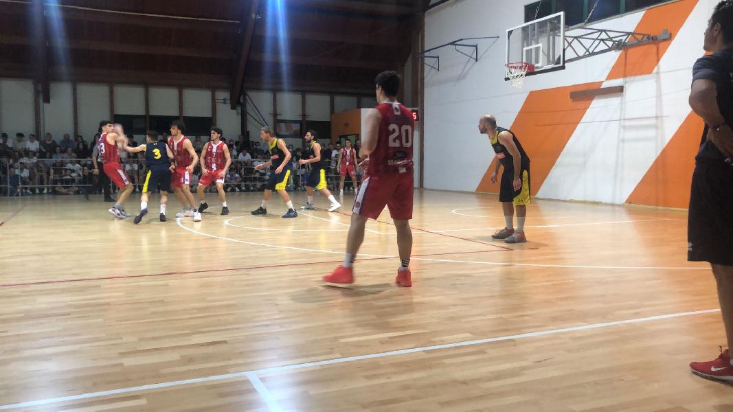 https://www.basketmarche.it/immagini_articoli/01-06-2022/finale-boys-fabriano-battono-volata-castelfidardo-vanno-600.jpg