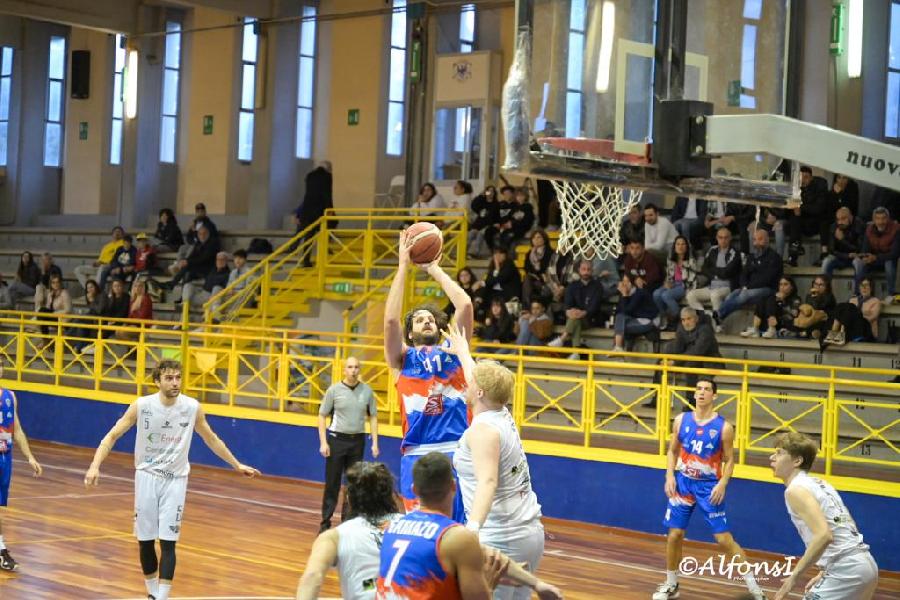 https://www.basketmarche.it/immagini_articoli/02-04-2023/attila-junior-porto-recanati-espugna-autorit-campo-basket-todi-600.jpg