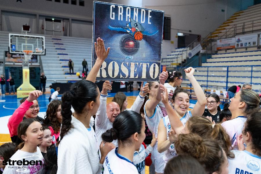 https://www.basketmarche.it/immagini_articoli/02-05-2024/playoff-panthers-roseto-espugnano-selargius-conquistano-semifinali-600.jpg