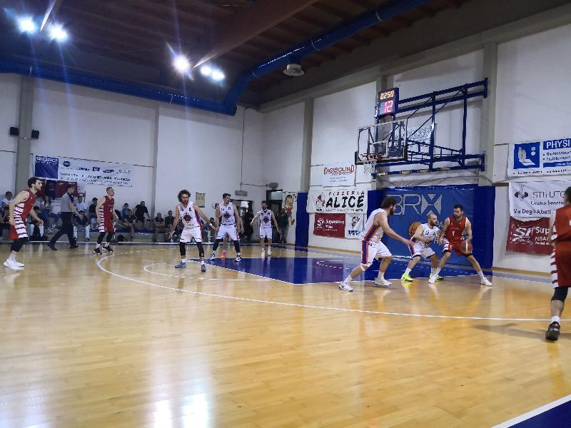 https://www.basketmarche.it/immagini_articoli/02-05-2025/playoff-pesaro-basket-supera-autorit-basket-tolentino-600.jpg