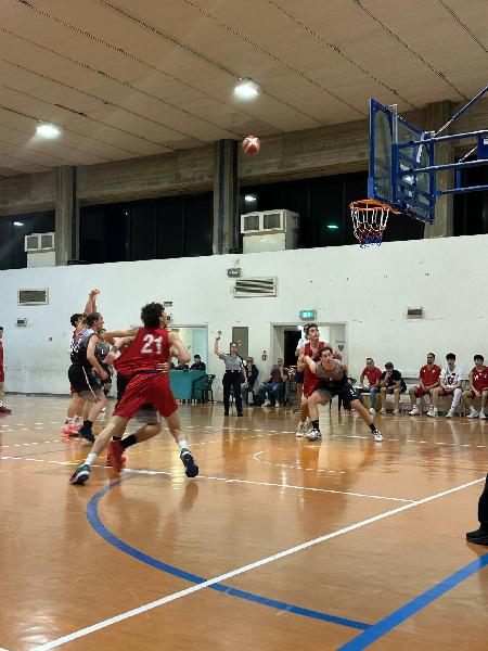 https://www.basketmarche.it/immagini_articoli/02-05-2025/playout-ascoli-basket-espugna-campo-sporting-pselpidio-600.jpg