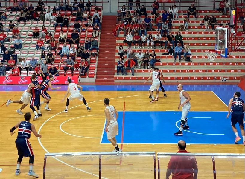 https://www.basketmarche.it/immagini_articoli/02-10-2022/pallacanestro-senigallia-sconfitta-campo-bakery-piacenza-600.jpg