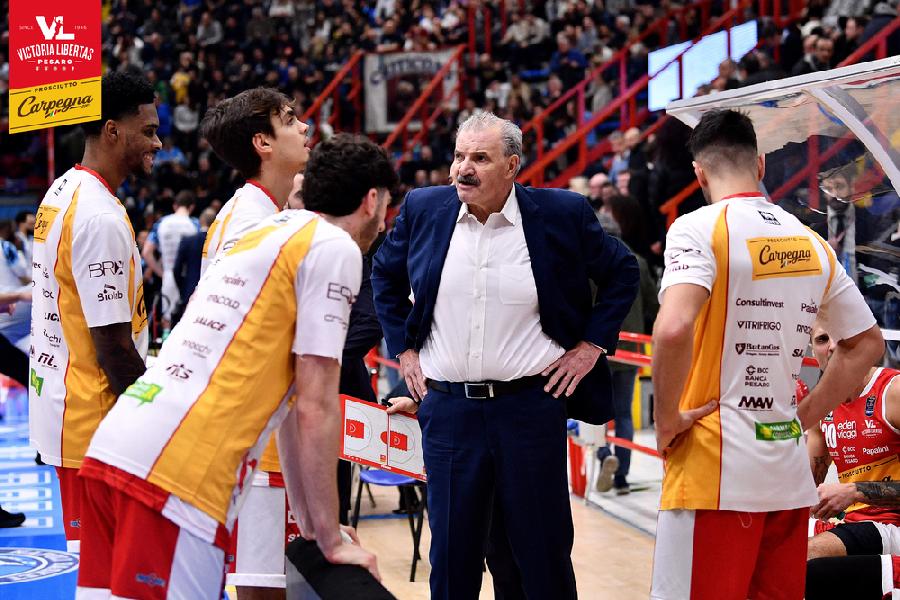 https://www.basketmarche.it/immagini_articoli/03-05-2024/pesaro-coach-sacchetti-dobbiamo-pensare-solo-andare-venezia-provare-portare-casa-vittoria-600.jpg