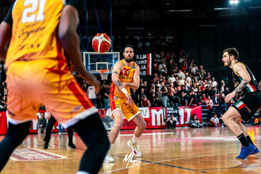 https://www.basketmarche.it/immagini_articoli/03-05-2025/pesaro-simone-zanotti-affrontiamo-torino-senza-pensare-successo-fuori-campo-settimana-600.jpg