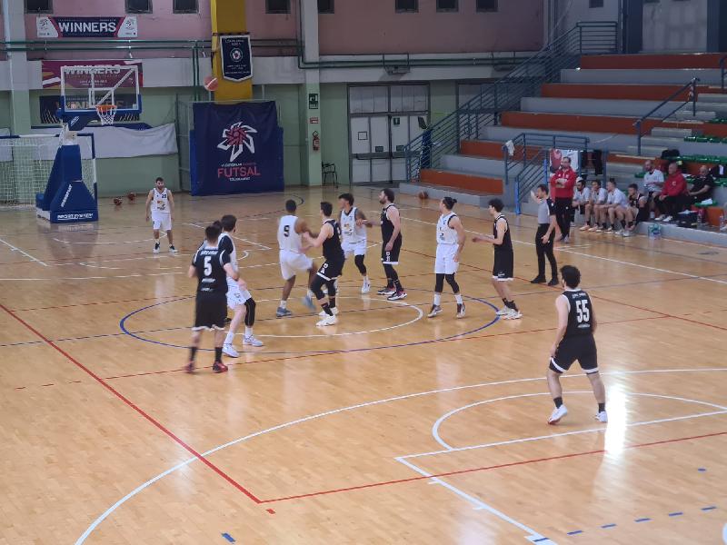 https://www.basketmarche.it/immagini_articoli/03-05-2025/playout-giovane-robur-osimo-passa-campo-falconara-basket-salva-600.jpg