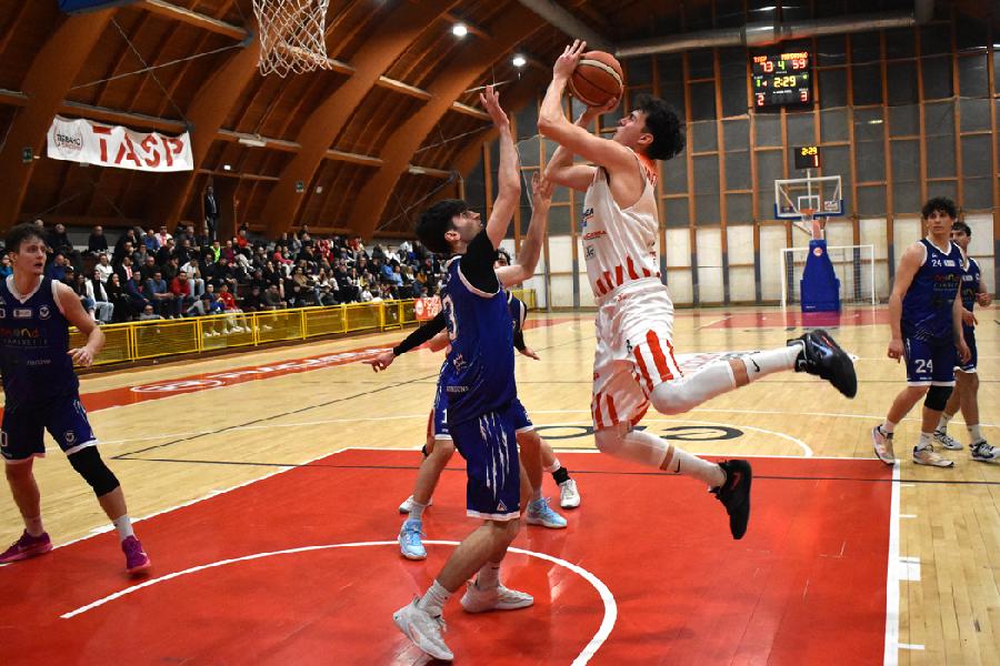 https://www.basketmarche.it/immagini_articoli/03-05-2025/tasp-teramo-coach-stirpe-mondragone-nessuna-distrazione-600.jpg