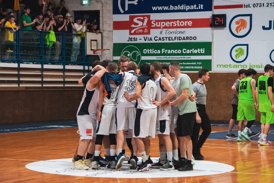 https://www.basketmarche.it/immagini_articoli/03-06-2023/ingresso-limitato-posti-diretta-facebook-decisiva-gara-aesis-jesi-marotta-basket-600.jpg