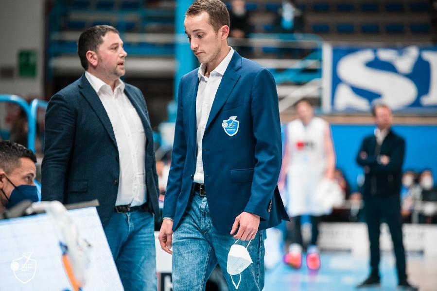 https://www.basketmarche.it/immagini_articoli/03-12-2022/marco-ciarpella-entra-staff-tecnico-scafati-basket-600.jpg