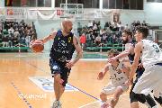 https://www.basketmarche.it/immagini_articoli/03-12-2023/pallacanestro-recanati-ferma-fossombrone-vittoria-fila-120.jpg