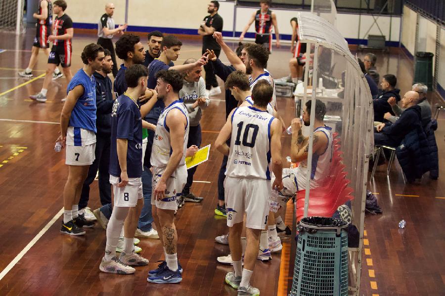 https://www.basketmarche.it/immagini_articoli/04-04-2025/foligno-basket-roseto-academy-sfida-fallire-600.jpg