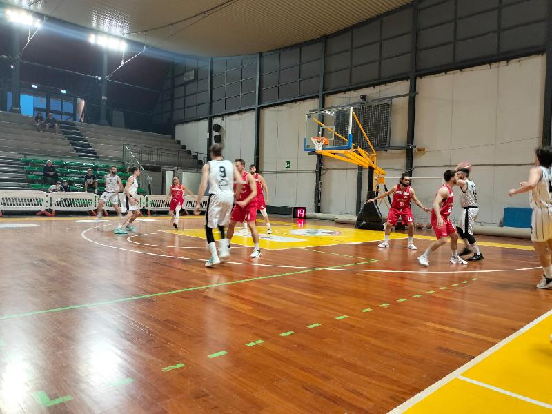 https://www.basketmarche.it/immagini_articoli/04-05-2023/recupero-pallacanestro-urbania-espugna-campo-atomika-spoleto-600.jpg