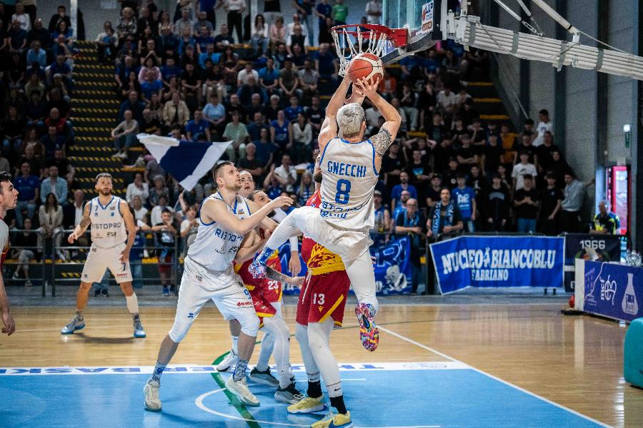 https://www.basketmarche.it/immagini_articoli/04-05-2025/play-janus-fabriano-arrende-basket-ravenna-dopo-supplementari-decide-libero-dron-600.jpg