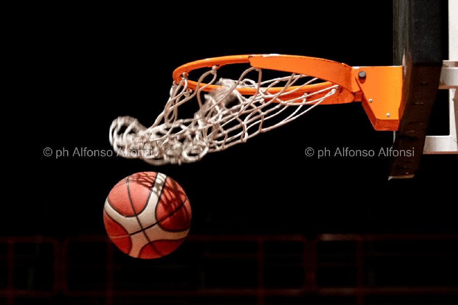 https://www.basketmarche.it/immagini_articoli/05-03-2023/divisione-candelara-allunga-quarto-batte-basket-montecchio-600.jpg