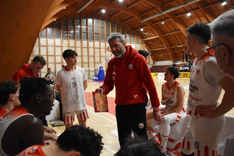 https://www.basketmarche.it/immagini_articoli/05-04-2025/tasp-teramo-coach-stirpe-solo-giocando-insieme-passandoci-pallone-potremo-soddisfare-nostre-aspettative-600.jpg