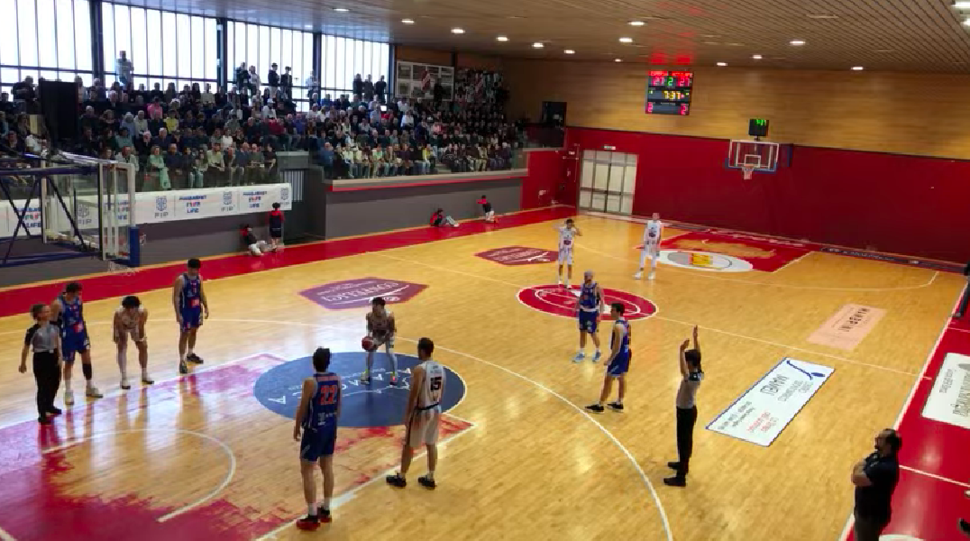 https://www.basketmarche.it/immagini_articoli/05-04-2025/tripla-giordano-regala-vittoria-esperia-cagliari-attila-porto-recanati-600.png