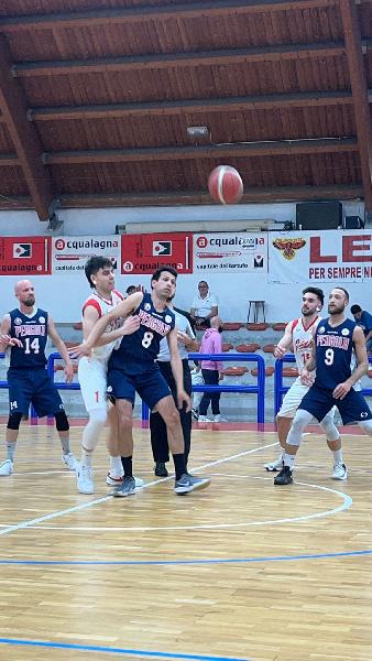 https://www.basketmarche.it/immagini_articoli/05-05-2025/playoff-pallacanestro-acqualagna-conquista-pergola-basket-600.jpg