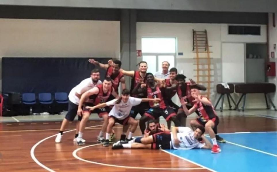 https://www.basketmarche.it/immagini_articoli/05-06-2022/playoff-unibasket-lanciano-fantastica-finale-pineto-gara-600.jpg