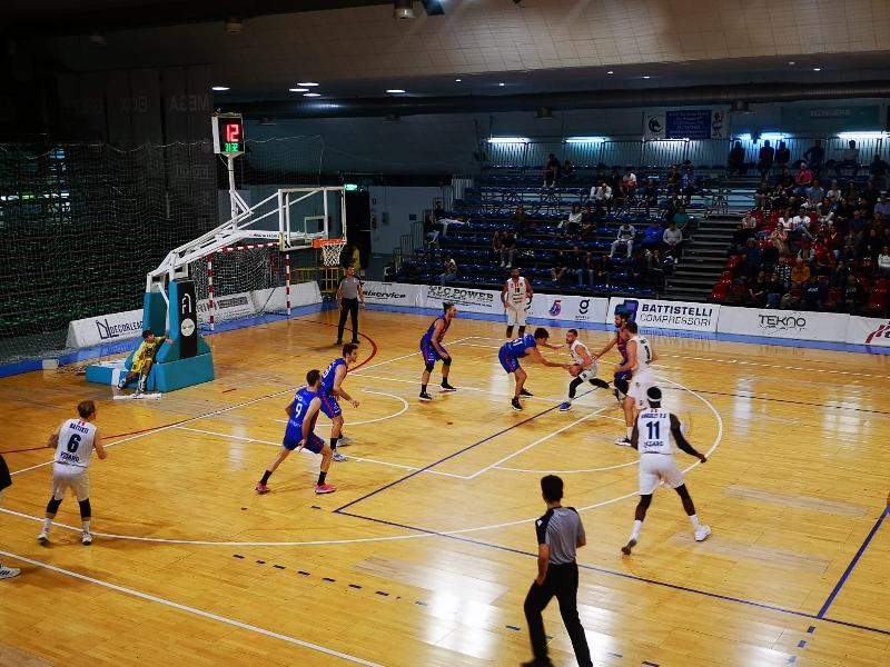 https://www.basketmarche.it/immagini_articoli/05-11-2023/pallacanestro-senigallia-espugna-volata-campo-loreto-pesaro-600.jpg
