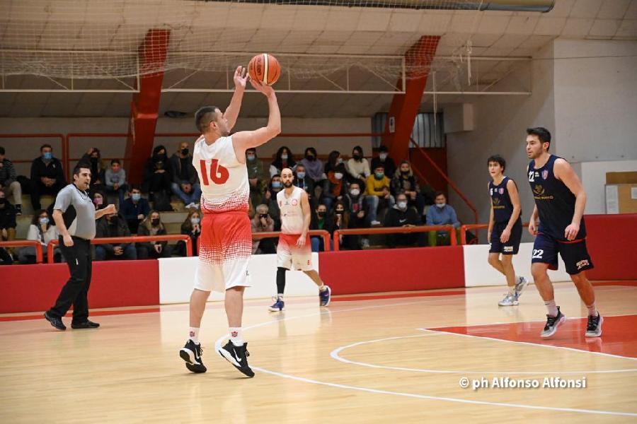 https://www.basketmarche.it/immagini_articoli/05-12-2021/basket-macerata-supera-nettamente-sporting-pselpidio-correre-600.jpg