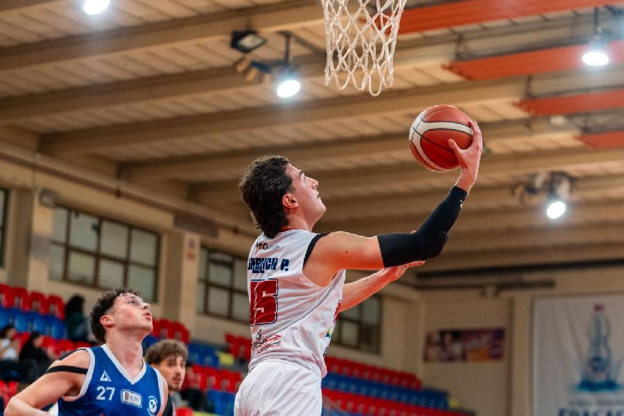 https://www.basketmarche.it/immagini_articoli/06-04-2025/pallacanestro-senigallia-doma-centro-basket-mondragone-avvicina-salvezza-600.jpg
