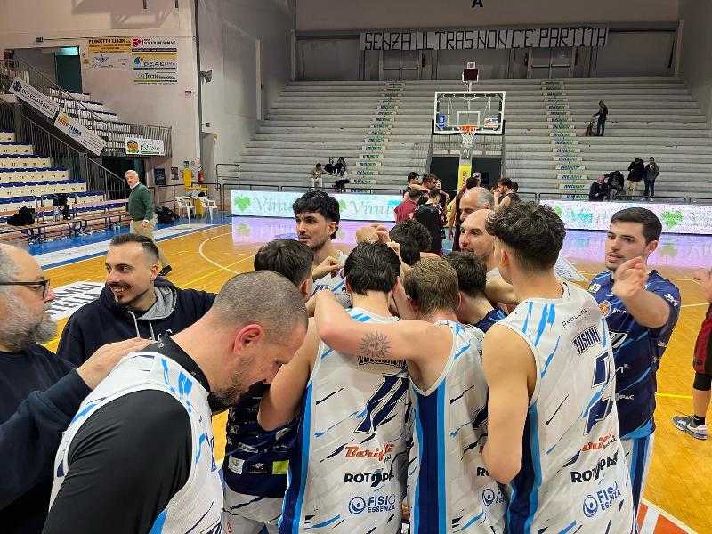 https://www.basketmarche.it/immagini_articoli/06-04-2025/roseto-basket-2020-conquista-sesta-vittoria-fila-basket-ferentino-600.jpg