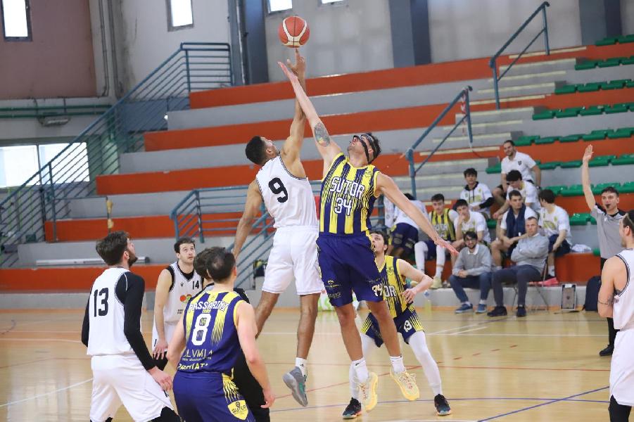https://www.basketmarche.it/immagini_articoli/06-04-2025/sutor-montegranaro-passa-senza-problemi-campo-falconara-basket-600.jpg