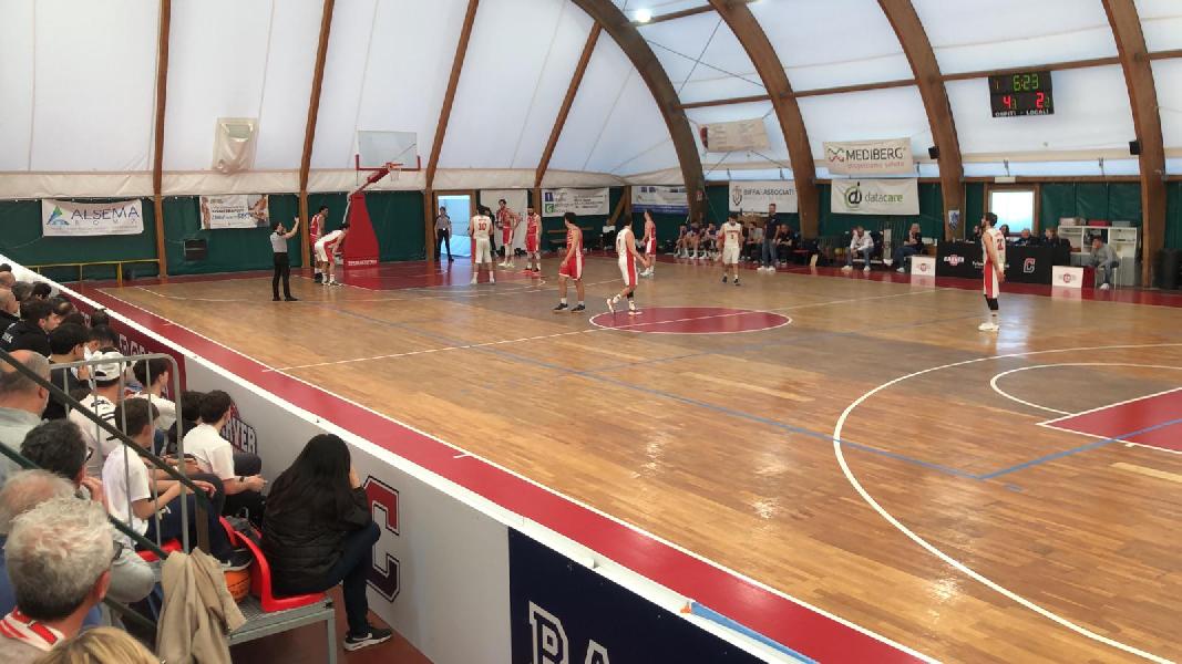 https://www.basketmarche.it/immagini_articoli/06-04-2025/vigor-matelica-espugna-campo-carver-roma-difesa-super-600.jpg