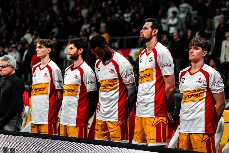 https://www.basketmarche.it/immagini_articoli/06-05-2025/pesaro-perde-campo-fortitudo-bologna-viene-eliminata-600.jpg