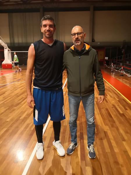 https://www.basketmarche.it/immagini_articoli/06-10-2022/colpo-basket-tolentino-ufficiale-firma-francesco-conti-600.jpg