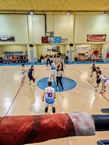https://www.basketmarche.it/immagini_articoli/07-03-2025/roversi-punti-guida-basket-contigliano-vittoria-basket-spello-sioux-600.jpg
