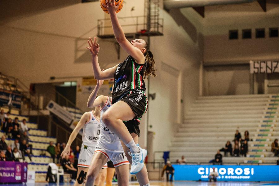 https://www.basketmarche.it/immagini_articoli/07-03-2025/technofind-final-eight-panthers-roseto-superano-sanga-milano-volano-semifinale-600.jpg