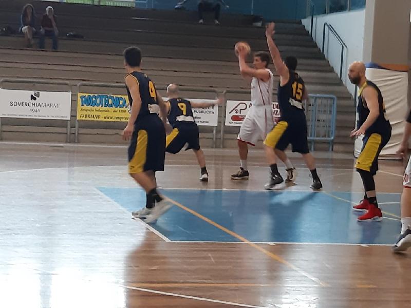 https://www.basketmarche.it/immagini_articoli/07-04-2019/amatori-severino-supera-victoria-fermo-entrambe-salvezza-passer-playout-600.jpg