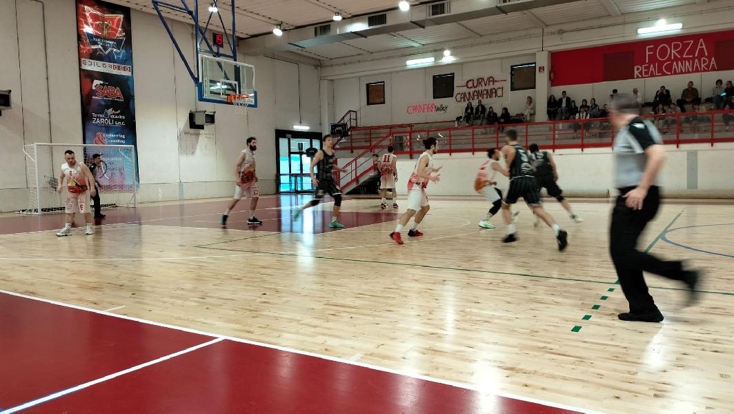 https://www.basketmarche.it/immagini_articoli/07-04-2024/playoff-cannara-basket-batte-atomika-spoleto-conquista-600.jpg