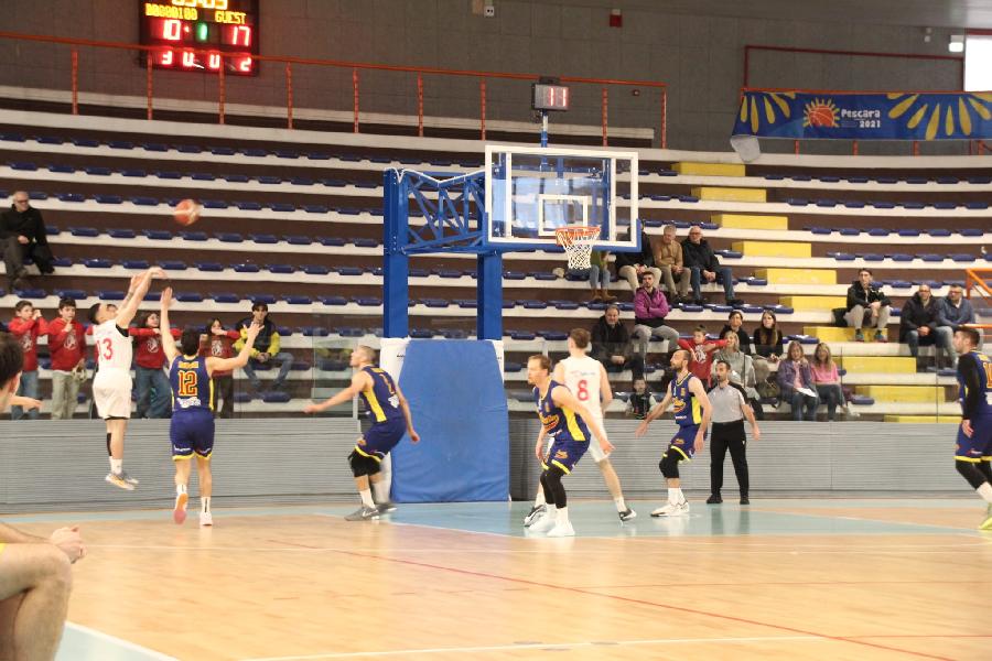 https://www.basketmarche.it/immagini_articoli/07-04-2025/loreto-pesaro-incassa-quarta-sconfitta-consecutiva-campo-amatori-pescara-600.jpg