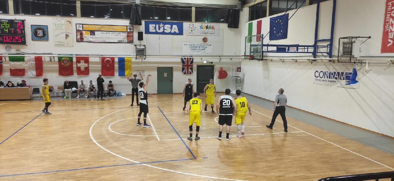https://www.basketmarche.it/immagini_articoli/07-05-2022/camerino-batte-capolista-milwaukee-becks-montegranaro-conquista-playoff-600.jpg