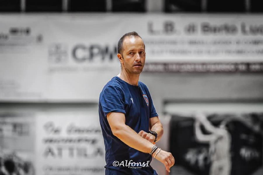 https://www.basketmarche.it/immagini_articoli/07-10-2023/attila-sfida-senigallia-dubbio-gamazo-coach-scalabroni-siamo-feriti-arrabbiati-vogliamo-vincere-600.jpg