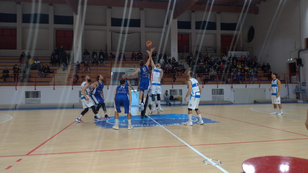 https://www.basketmarche.it/immagini_articoli/07-11-2021/montemarciano-incassa-primo-stop-stagionale-match-marino-600.jpg