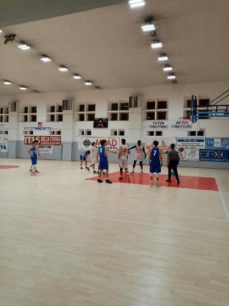 https://www.basketmarche.it/immagini_articoli/07-12-2021/eccellenza-pesaro-supera-metauro-basket-academy-resta-imbattuta-600.jpg