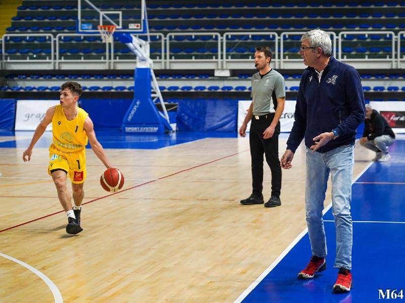 https://www.basketmarche.it/immagini_articoli/08-03-2023/recanati-sfida-gualdo-coach-padovano-sfidiamo-squadre-complete-girone-600.jpg