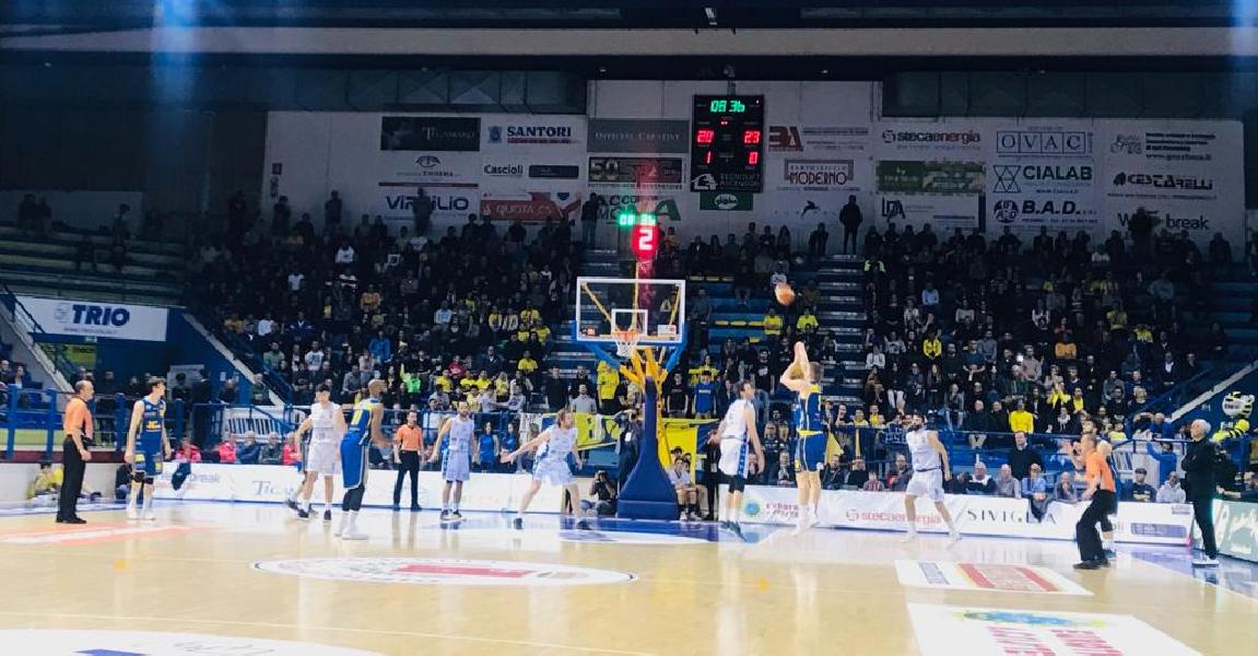 https://www.basketmarche.it/immagini_articoli/08-05-2019/serie-playoff-poderosa-montegranaro-supera-brivido-latina-conquista-quarti-600.jpg