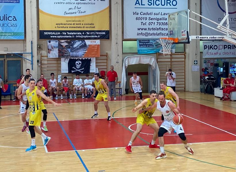 https://www.basketmarche.it/immagini_articoli/08-05-2024/playoff-loreto-pesaro-firma-colpo-campo-pallacanestro-senigallia-600.jpg