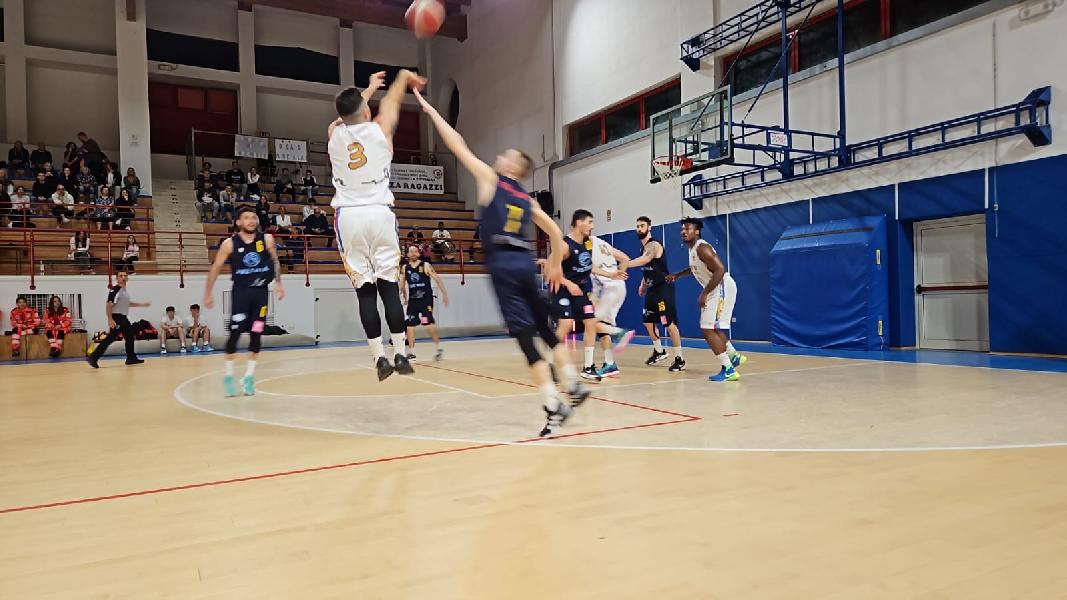 https://www.basketmarche.it/immagini_articoli/08-05-2024/playoff-pallacanestro-recanati-espugna-montemarciano-vola-finale-600.jpg